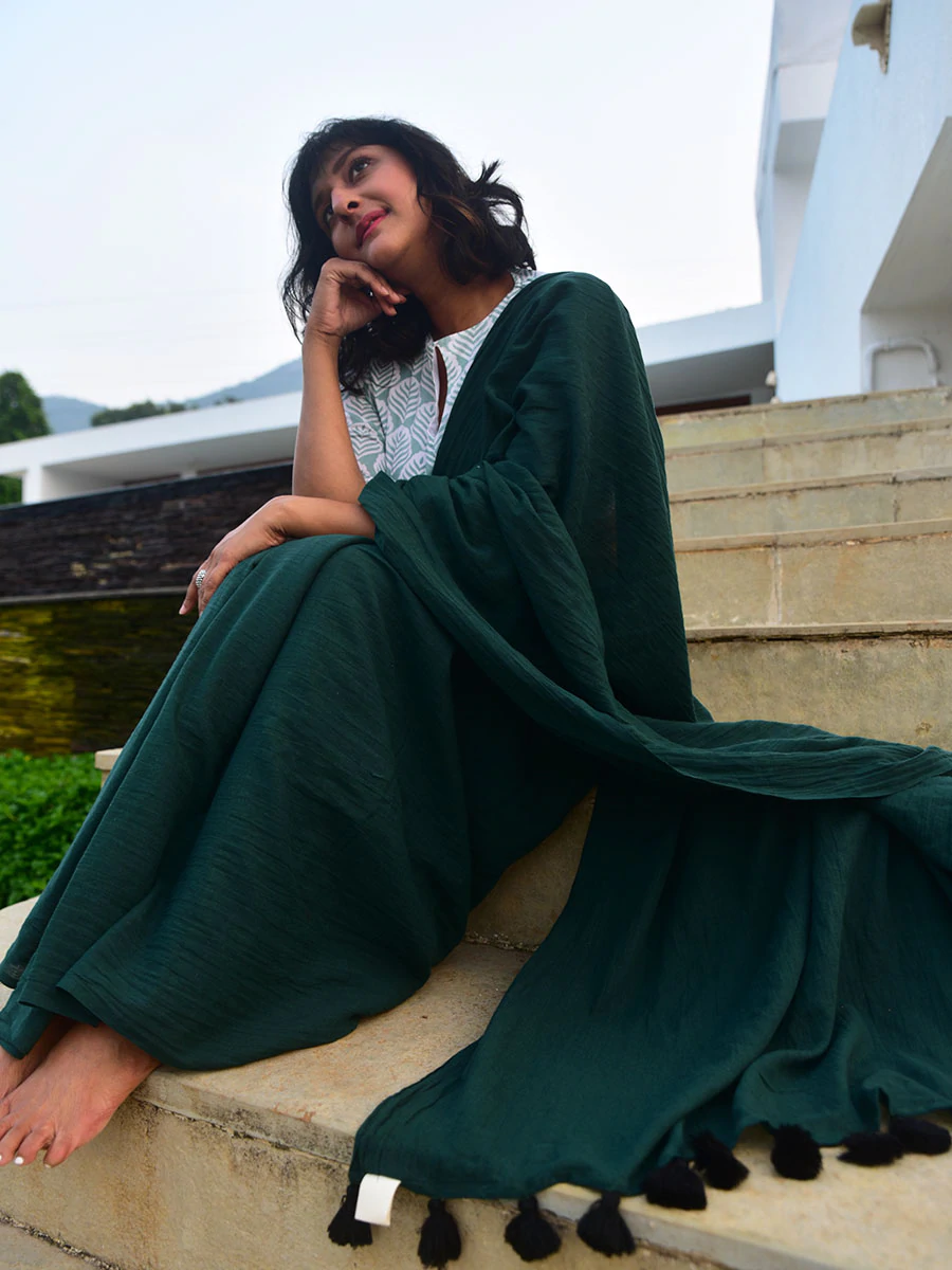 Buy Sutisaree Dark Jungle Green Plain Cotton Saree ( Model Blouse Not  Included )